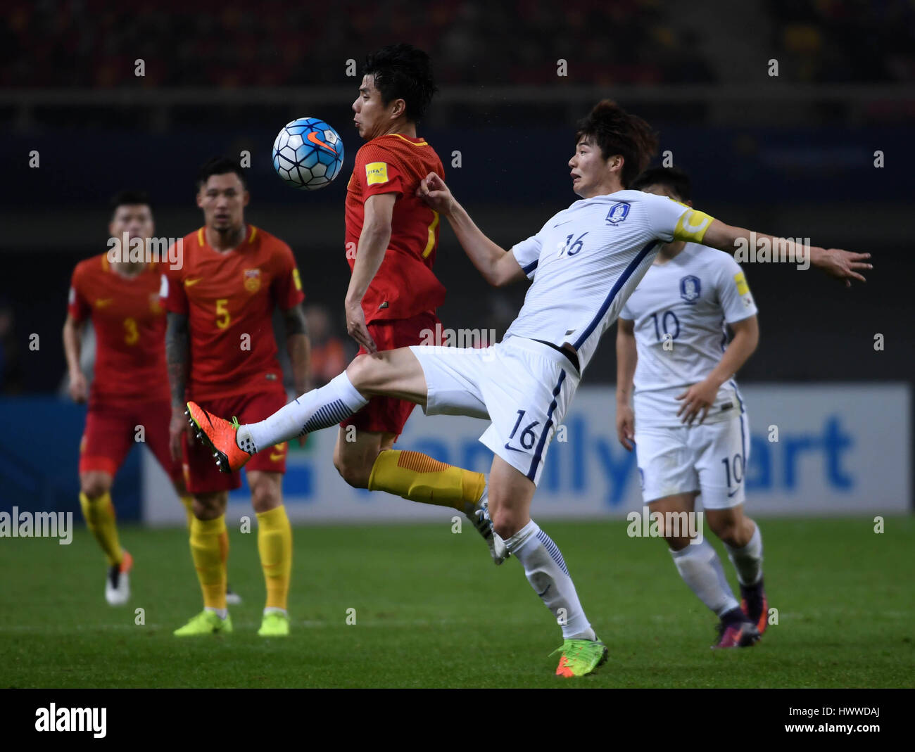 Changsha, Chine, province du Hunan. Mar 23, 2017. L'Hao villa 16 (L3) rivalise avec la Corée du Sud, Ki Sung Yueng durant la Coupe du Monde 2018 match de qualification de la Russie à Changsha, province du Hunan en Chine centrale, le 23 mars 2017. La Chine a gagné 1-0. Crédit : Li Ga/Xinhua/Alamy Live News Banque D'Images