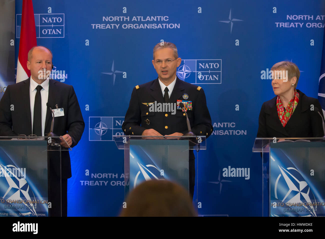 Budapest, Hongrie. Mar 23, 2017. (L à R) Le ministre hongrois de la Défense Istvan Simicsko, Commandant suprême allié Transformation Général Denis Mercier, et de l'OTAN Le Secrétaire général adjoint, Rose Gottemoeller assister à une conférence de presse tenue le deuxième jour du Séminaire 2017 Transformation de l'OTAN, à Budapest, Hongrie, le 23 mars 2017. L'OTAN est déterminée à s'adapter aux nouvelles menaces qui pèsent sur elle dans un monde en constante évolution et l'environnement de sécurité complexe, responsables de l'OTAN a déclaré jeudi. Credit : Attila Volgyi/Xinhua/Alamy Live News Banque D'Images Budapest, Hongrie. Mar 23, 2017. (L à R) Le ministre hongrois de la Défense Istvan Simicsko, Commandant suprême allié Transformation Général Denis Mercier, et de l'OTAN Le Secrétaire général adjoint, Rose Gottemoeller assister à une conférence de presse tenue le deuxième jour du Séminaire 2017 Transformation de l'OTAN, à Budapest, Hongrie, le 23 mars 2017. L'OTAN est déterminée à s'adapter aux nouvelles menaces qui pèsent sur elle dans un monde en constante évolution et l'environnement de sécurité complexe, responsables de l'OTAN a déclaré jeudi. Credit : Attila Volgyi/Xinhua/Alamy Live News Banque D'Images