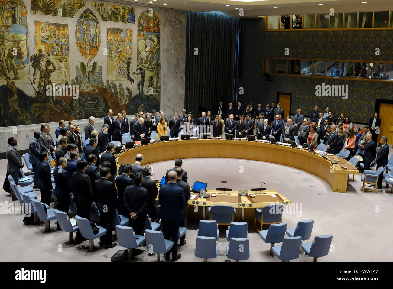 Organisation des Nations Unies, New York, USA. Mar 23, 2017. Les participants de la réunion du Conseil de sécurité des Nations Unies à observer une minute de silence pour rendre hommage aux victimes des attaques terroristes de Londres au siège des Nations Unies à New York, le 23 mars 2017. Credit : Muzi Li/Xinhua/Alamy Live News Banque D'Images