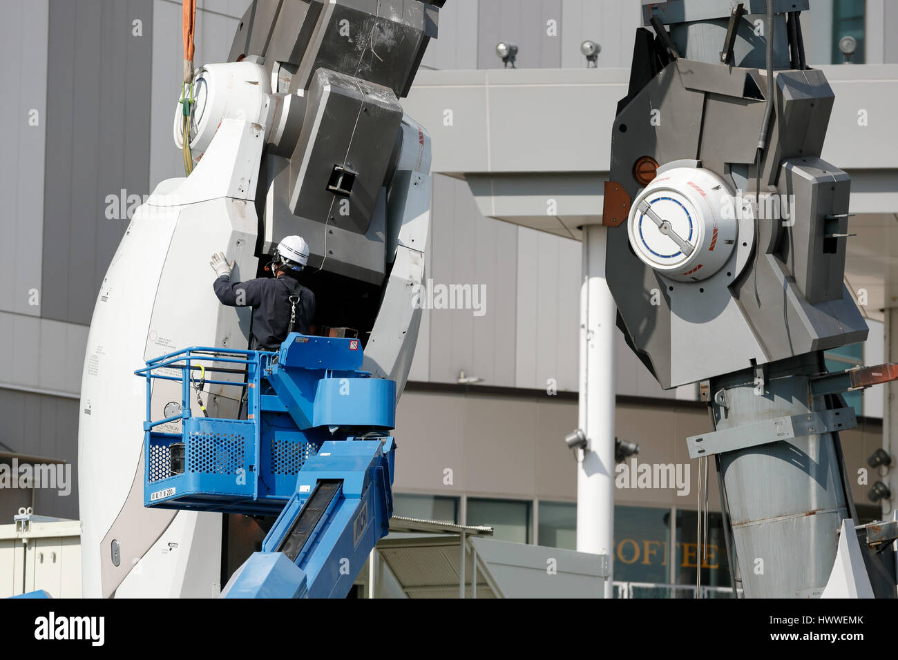 Tokyo, Japon. 23 mars 2017. Un travailleur japonais continue de démanteler la statue grandeur nature d'Odaiba Gundam dans le 23 mars 2017, Tokyo, Japon. 18 mètres de hauteur RX-78-2 Gundam sera remplacé par un Unicorn Gundam plus tard cette année. Credit : Rodrigo Reyes Marin/AFLO/Alamy Live News Banque D'Images