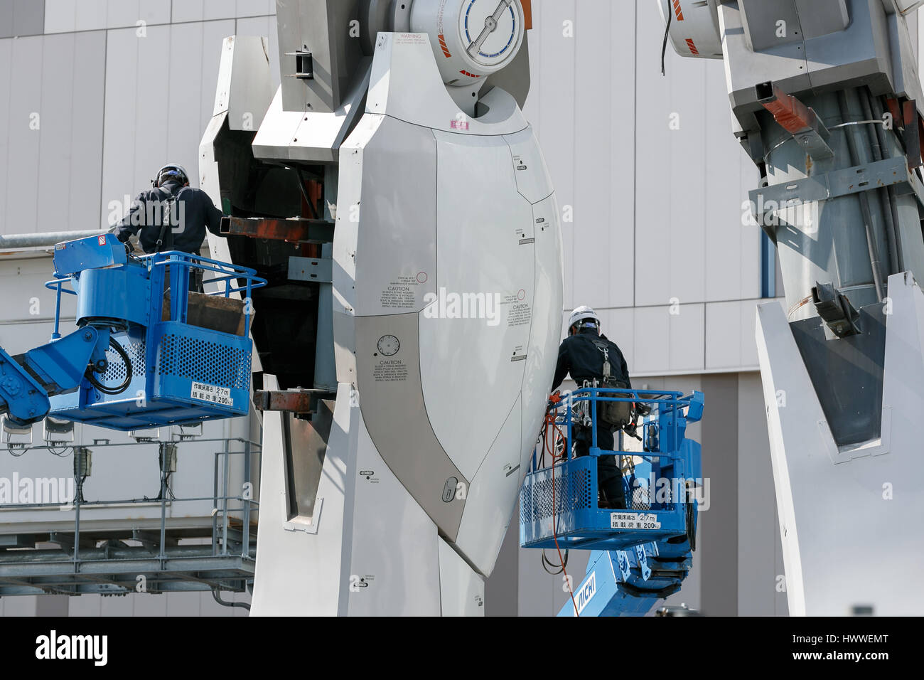 Tokyo, Japon. 23 mars 2017. Les travailleurs japonais poursuivre le démantèlement de la statue grandeur nature d'Odaiba Gundam dans le 23 mars 2017, Tokyo, Japon. 18 mètres de hauteur RX-78-2 Gundam sera remplacé par un Unicorn Gundam plus tard cette année. Credit : Rodrigo Reyes Marin/AFLO/Alamy Live News Banque D'Images