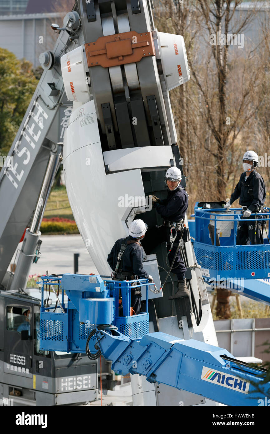 Tokyo, Japon. 23 mars 2017. Les travailleurs japonais poursuivre le démantèlement de la statue grandeur nature d'Odaiba Gundam dans le 23 mars 2017, Tokyo, Japon. 18 mètres de hauteur RX-78-2 Gundam sera remplacé par un Unicorn Gundam plus tard cette année. Credit : Rodrigo Reyes Marin/AFLO/Alamy Live News Banque D'Images