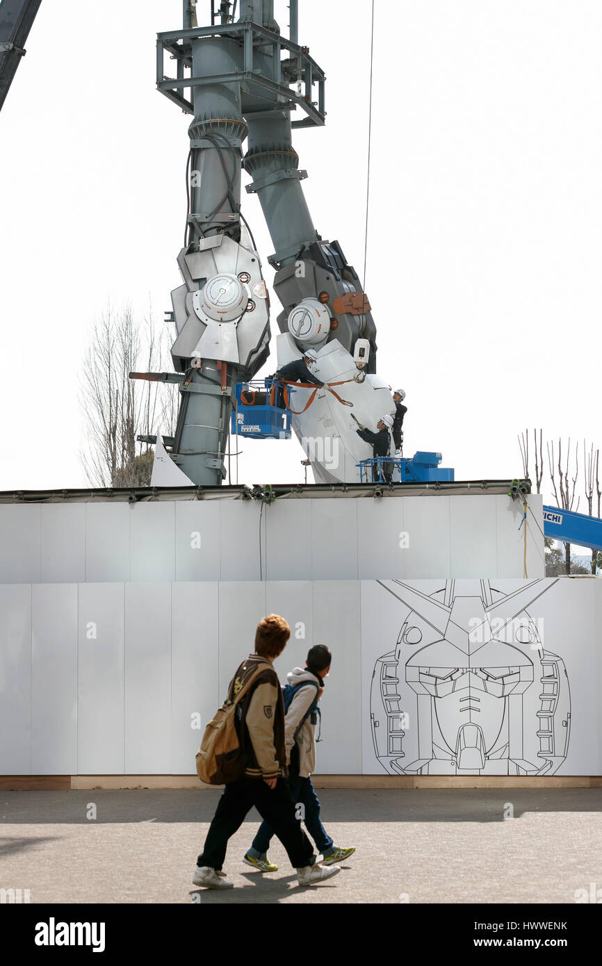 Tokyo, Japon. 23 mars 2017. Les travailleurs japonais poursuivre le démantèlement de la statue grandeur nature d'Odaiba Gundam dans le 23 mars 2017, Tokyo, Japon. 18 mètres de hauteur RX-78-2 Gundam sera remplacé par un Unicorn Gundam plus tard cette année. Credit : Rodrigo Reyes Marin/AFLO/Alamy Live News Banque D'Images