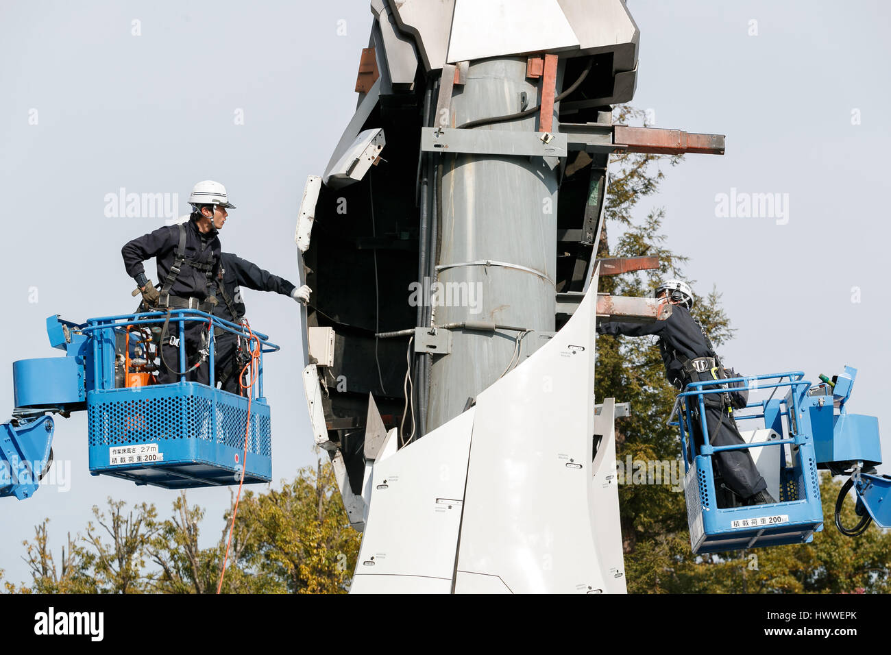 Tokyo, Japon. 23 mars 2017. Les travailleurs japonais poursuivre le démantèlement de la statue grandeur nature d'Odaiba Gundam dans le 23 mars 2017, Tokyo, Japon. 18 mètres de hauteur RX-78-2 Gundam sera remplacé par un Unicorn Gundam plus tard cette année. Credit : Rodrigo Reyes Marin/AFLO/Alamy Live News Banque D'Images