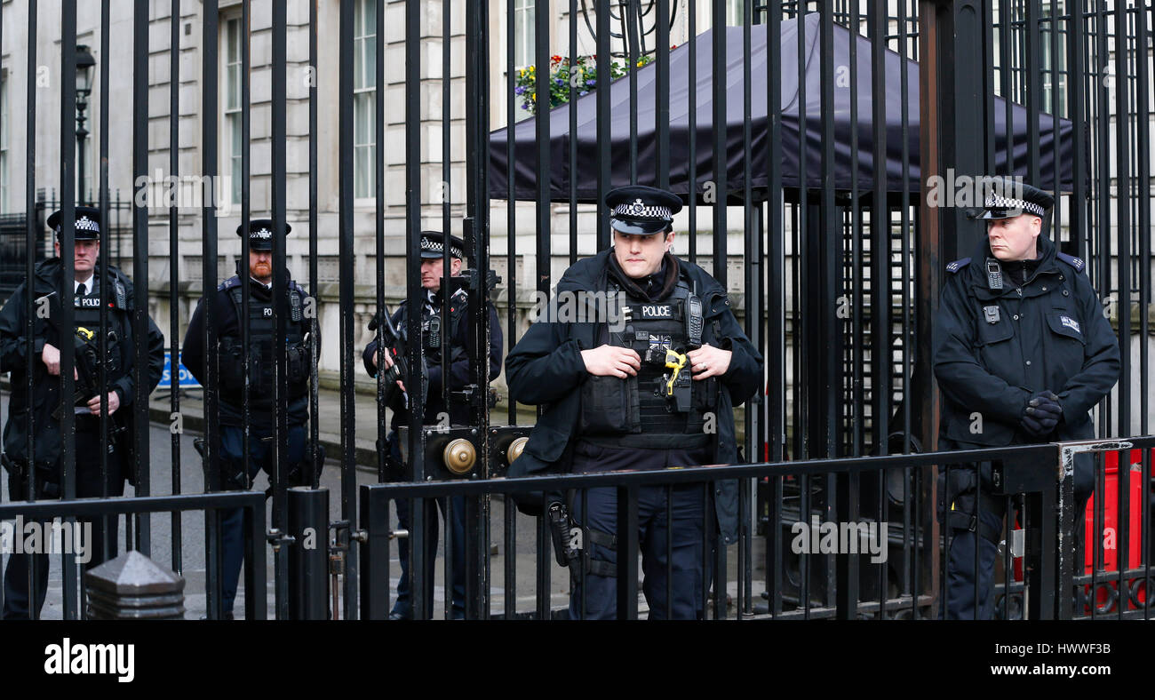 Londres, Royaume-Uni. Mar 23, 2017. Des policiers montent la garde près du 10, Downing Street à Londres, Angleterre le 23 mars 2017. Credit : Han Yan/Xinhua/Alamy Live News Banque D'Images