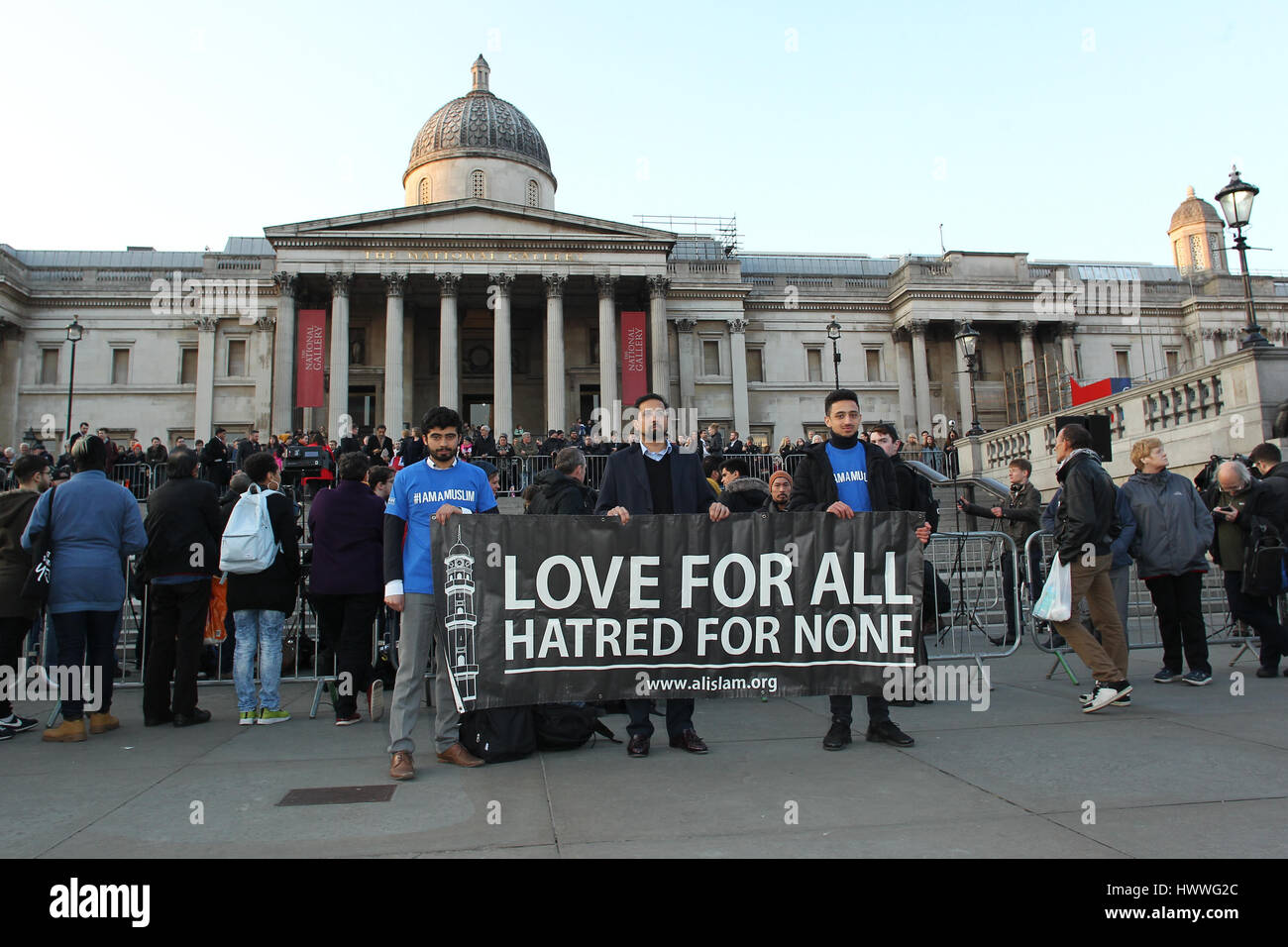 Londres, Royaume-Uni. Mar 23, 2017. Vue générale à la veillée aux chandelles pour les victimes de l'attaque terroriste qui a eu lieu à Trafalgar Square Crédit : WFPA/Alamy Live News Banque D'Images