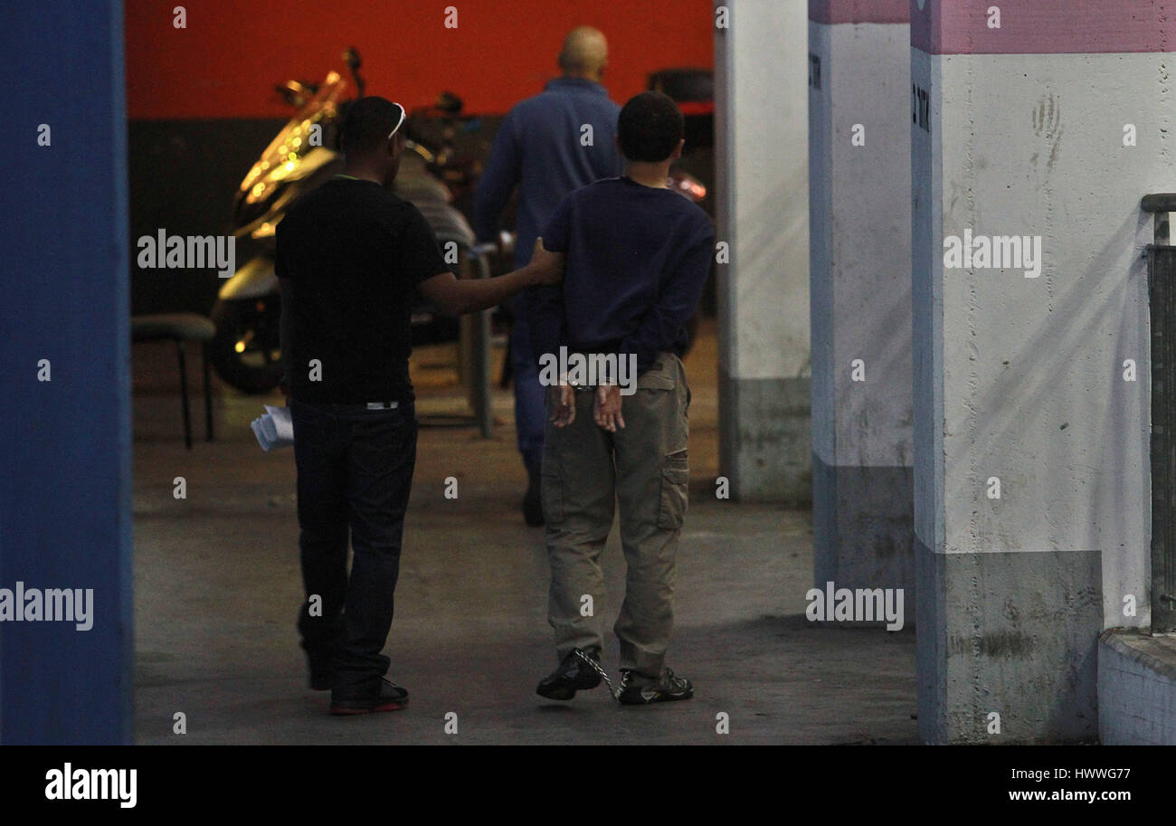 Rishon Lezion, Israël. Mar 23, 2017. La teen israélo-américaine (R), suspect de faire la bombe, est escorté hors de la Cour de justice israélienne à Rishon Lezion, Israël le 23 mars 2017. Israël pour les policiers ont arrêté jeudi un adolescent soupçonné d'envoi israélo-américaine à la bombe aux "centaines" d'institutions juives à travers le monde. Credit : Gil Cohen Magen/Xinhua/Alamy Live News Banque D'Images