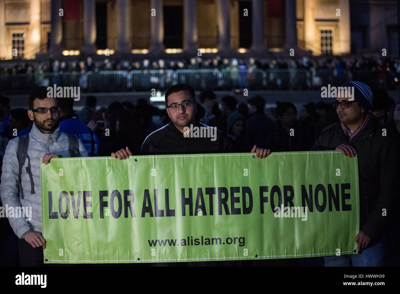 Londres, Royaume-Uni. 23 mars, 2017. Les membres de l'UK de la population musulmane, avec une bannière à lire 'Amour pour tous haine pour aucun" à Trafalgar Square à la suite de la veillée pour les victimes de l'attaque terroriste d'hier sur le pont de Westminster et le Palais de Westminster. Credit : Mark Kerrison/Alamy Live News Banque D'Images