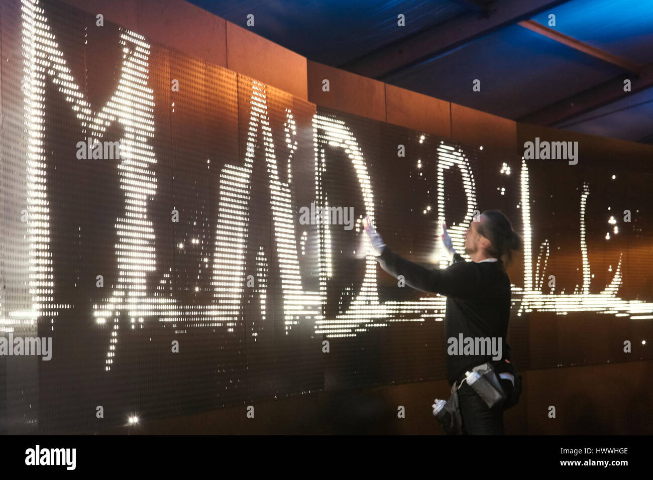 Madrid, Espagne. 23 mars, 2017. SUSO33, un graffiti et street-art, peintures de l'artiste au cours de la performance artistique par 'Graffiti Projecteur étanche exterieur et interieur', un projet qui vise à créer un matériau constitué de milliers de LED qui s'allume lorsqu'elle est touchée par l'eau. La performance fait partie des activités ayant lieu à l'occasion du 400e anniversaire de Madrid historique Plaza Mayor. Credit : Factofoto/Alamy Live News Banque D'Images