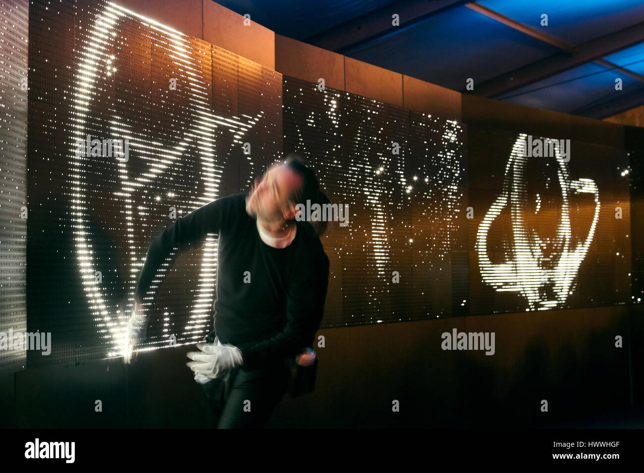 Madrid, Espagne. 23 mars, 2017. SUSO33, un graffiti et street-art, peintures de l'artiste au cours de la performance artistique par 'Graffiti Projecteur étanche exterieur et interieur', un projet qui vise à créer un matériau constitué de milliers de LED qui s'allume lorsqu'elle est touchée par l'eau. La performance fait partie des activités ayant lieu à l'occasion du 400e anniversaire de Madrid historique Plaza Mayor. Credit : Factofoto/Alamy Live News Banque D'Images