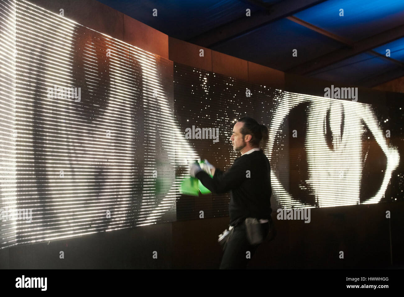 Madrid, Espagne. 23 mars, 2017. SUSO33, un graffiti et street-art, peintures de l'artiste au cours de la performance artistique par 'Graffiti Projecteur étanche exterieur et interieur', un projet qui vise à créer un matériau constitué de milliers de LED qui s'allume lorsqu'elle est touchée par l'eau. La performance fait partie des activités ayant lieu à l'occasion du 400e anniversaire de Madrid historique Plaza Mayor. Credit : Factofoto/Alamy Live News Banque D'Images