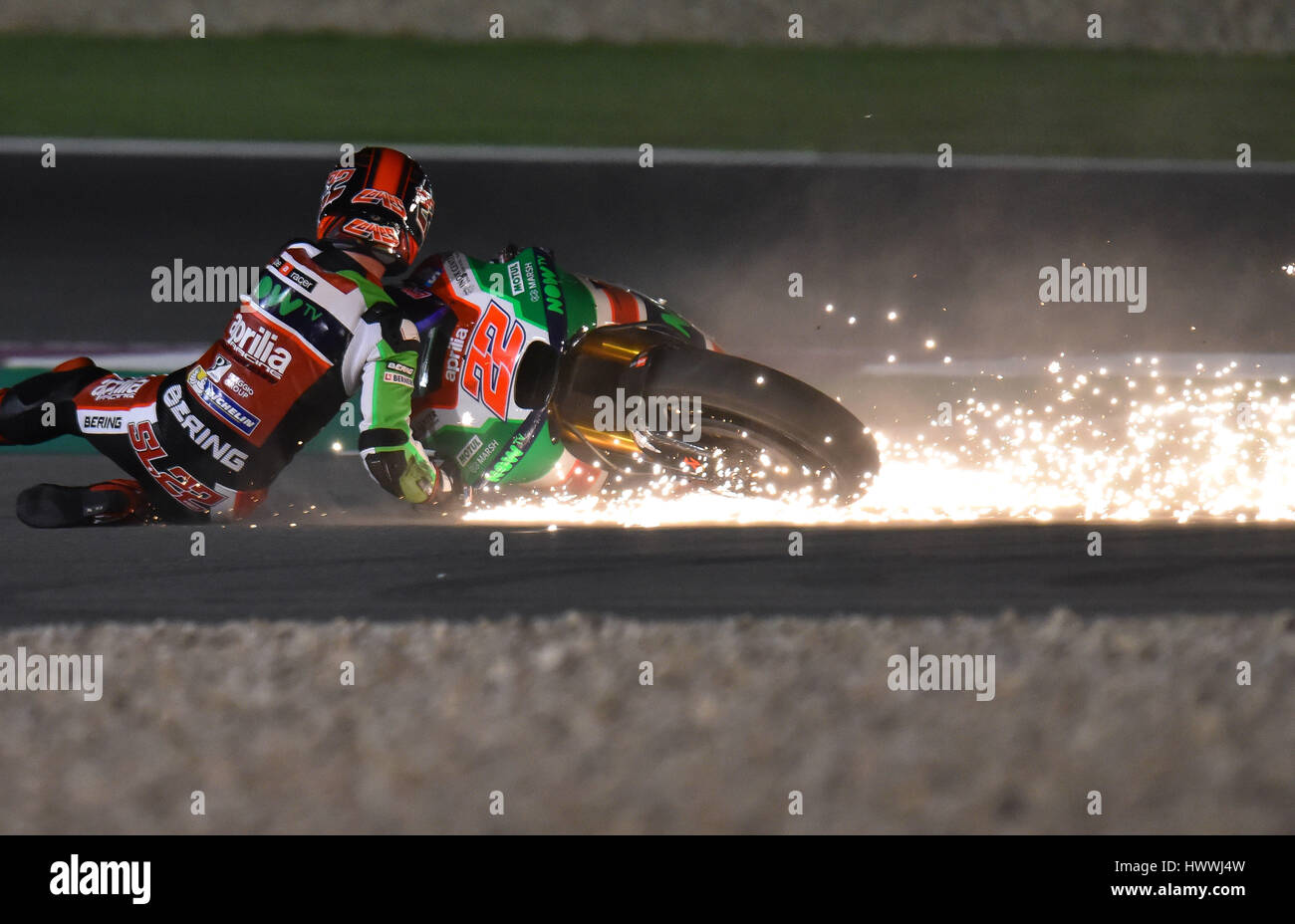 Doha, Qatar. Mar 23, 2017. La MotoGP rider Sam Lowes de Aprilia Racing Team 2017 Gresiniis tombe vers le bas pendant le Grand Prix MotoGP du Qatar libres 1 dans le circuit de Losail Doha, capitale du Qatar, le 23 mars 2017. Credit : Nikku/Xinhua/Alamy Live News Banque D'Images