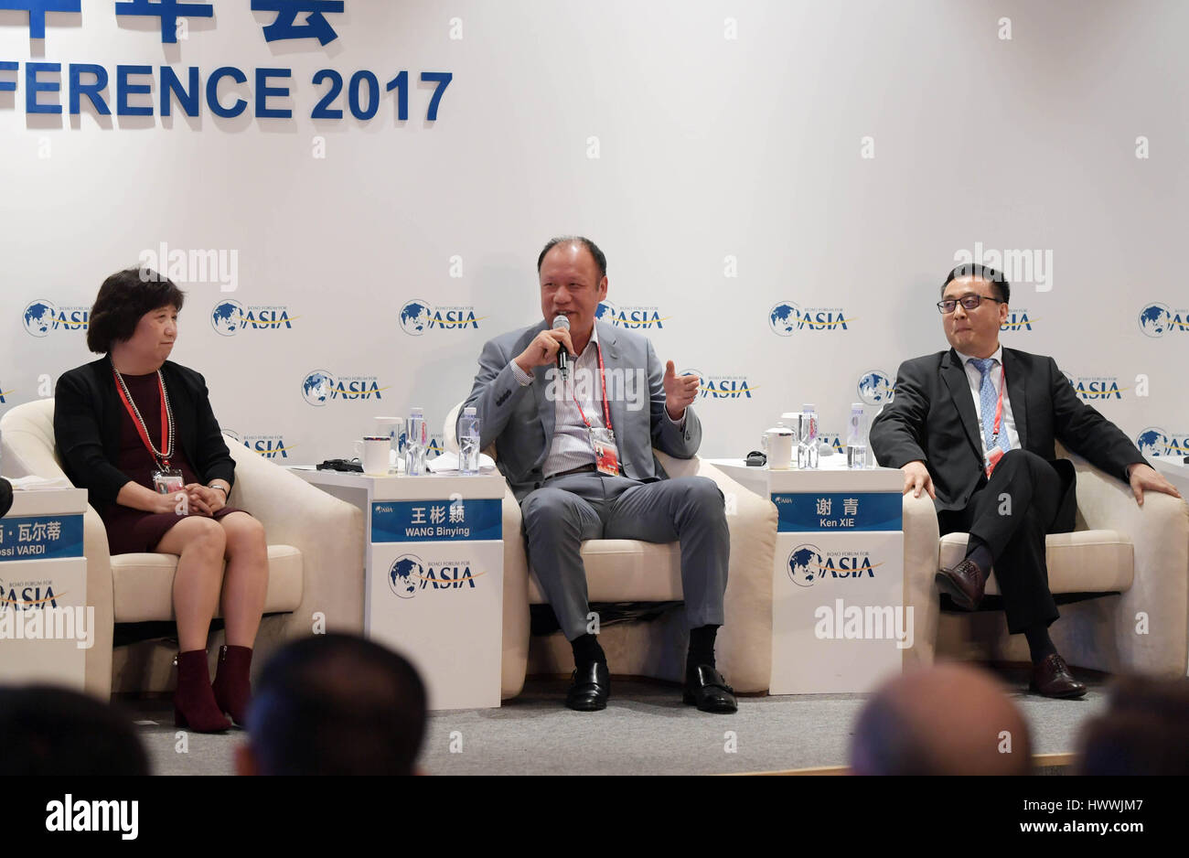 La Chine, la province de Hainan. Mar 23, 2017. Ken Xie (C), fondateur, président et chef de la société américaine de sécurité réseau Fortinet, traite de la session de "l'ADN de l'Innovateur" au Forum de Boao pour l'Asie Conférence annuelle 2017 en Chine du sud, province de Hainan, le 23 mars 2017. Crédit : Yang Guanyu/Xinhua/Alamy Live News Banque D'Images