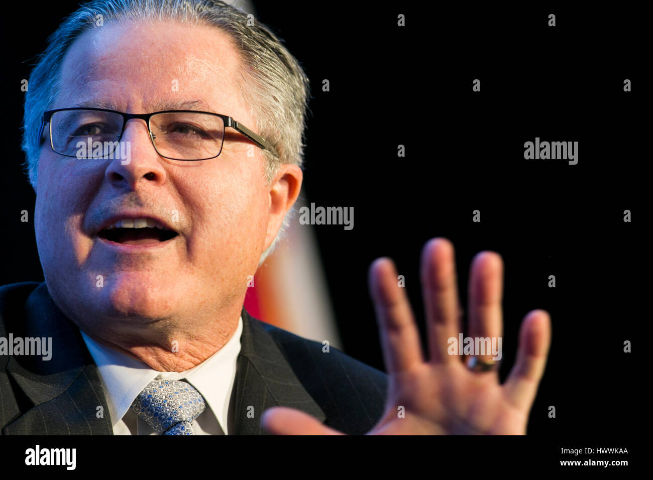 Washington DC, USA. 23 mars, 2017. John Watson, président et chef de la Chevron Corporation participe à une entrevue au cours de l'Economic Club de Washington à Washington, D.C., l'événement le 23 mars 2017. Credit : Kristoffer Tripplaar/Alamy Live News Banque D'Images