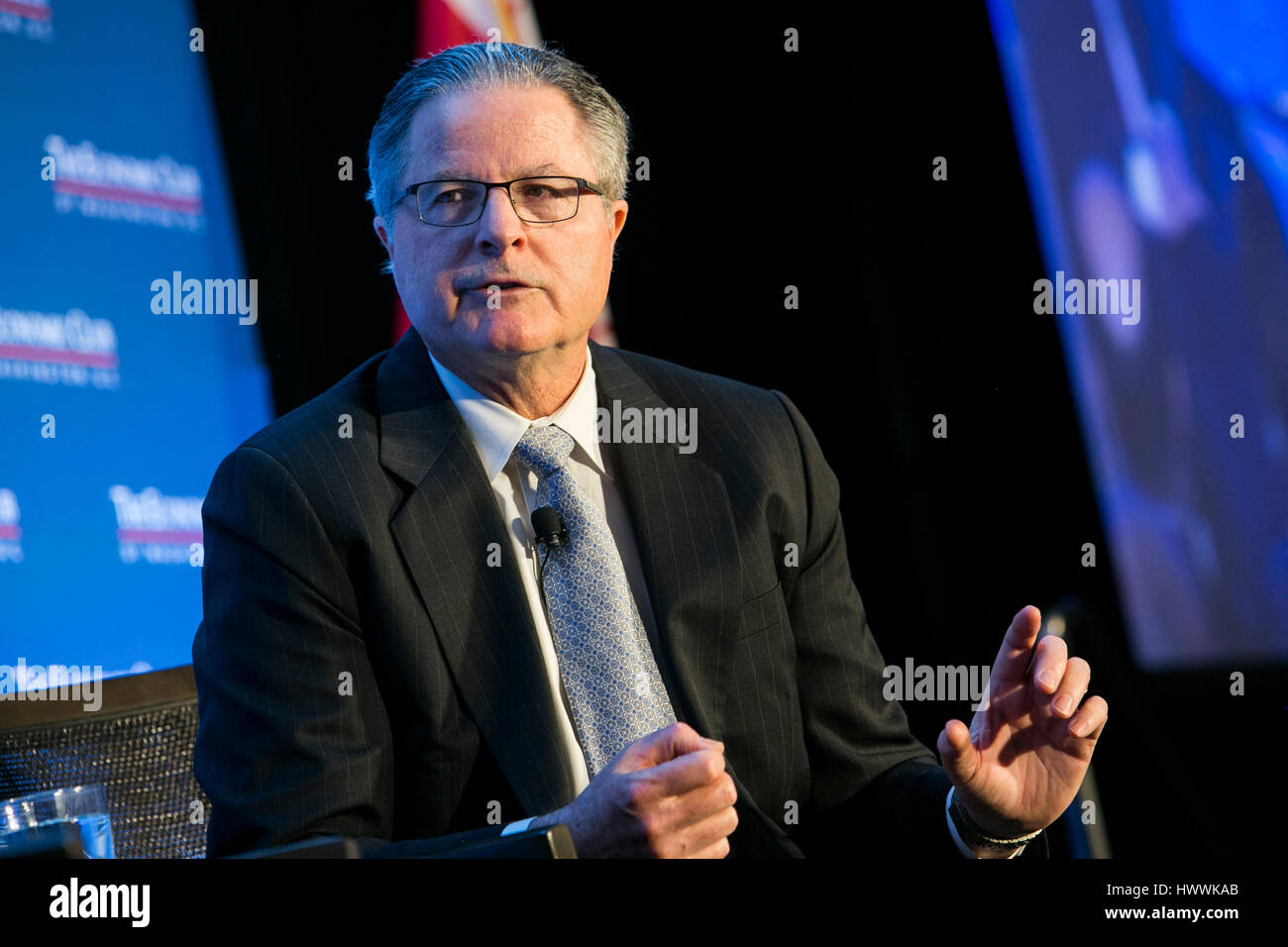 Washington DC, USA. 23 mars, 2017. John Watson, président et chef de la Chevron Corporation participe à une entrevue au cours de l'Economic Club de Washington à Washington, D.C., l'événement le 23 mars 2017. Credit : Kristoffer Tripplaar/Alamy Live News Banque D'Images