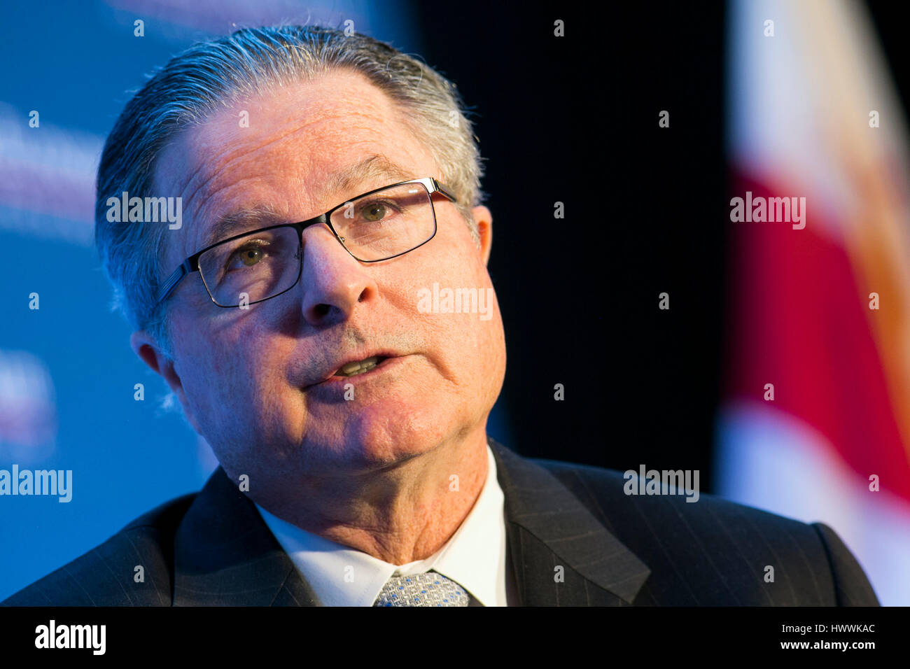 Washington DC, USA. 23 mars, 2017. John Watson, président et chef de la Chevron Corporation participe à une entrevue au cours de l'Economic Club de Washington à Washington, D.C., l'événement le 23 mars 2017. Credit : Kristoffer Tripplaar/Alamy Live News Banque D'Images