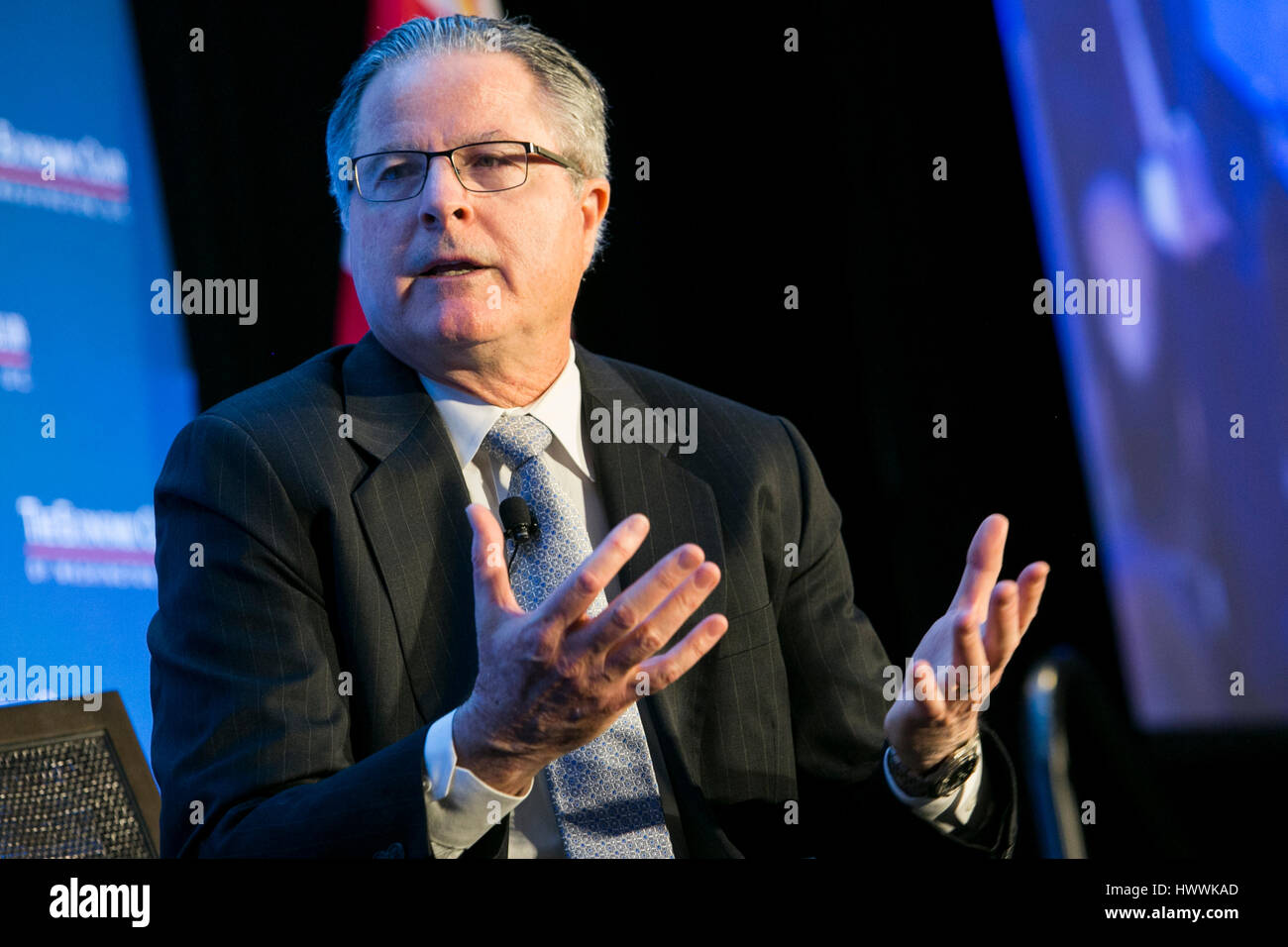Washington DC, USA. 23 mars, 2017. John Watson, président et chef de la Chevron Corporation participe à une entrevue au cours de l'Economic Club de Washington à Washington, D.C., l'événement le 23 mars 2017. Credit : Kristoffer Tripplaar/Alamy Live News Banque D'Images