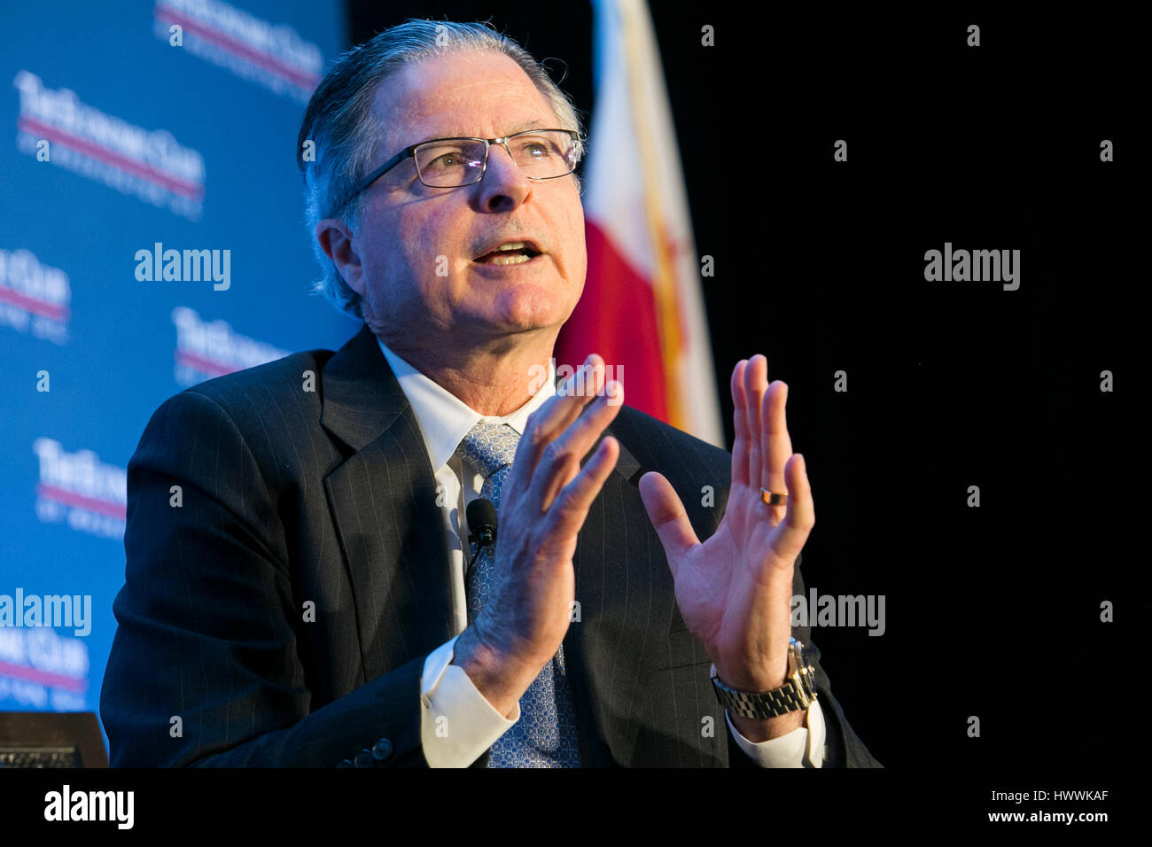 Washington DC, USA. 23 mars, 2017. John Watson, président et chef de la Chevron Corporation participe à une entrevue au cours de l'Economic Club de Washington à Washington, D.C., l'événement le 23 mars 2017. Credit : Kristoffer Tripplaar/Alamy Live News Banque D'Images