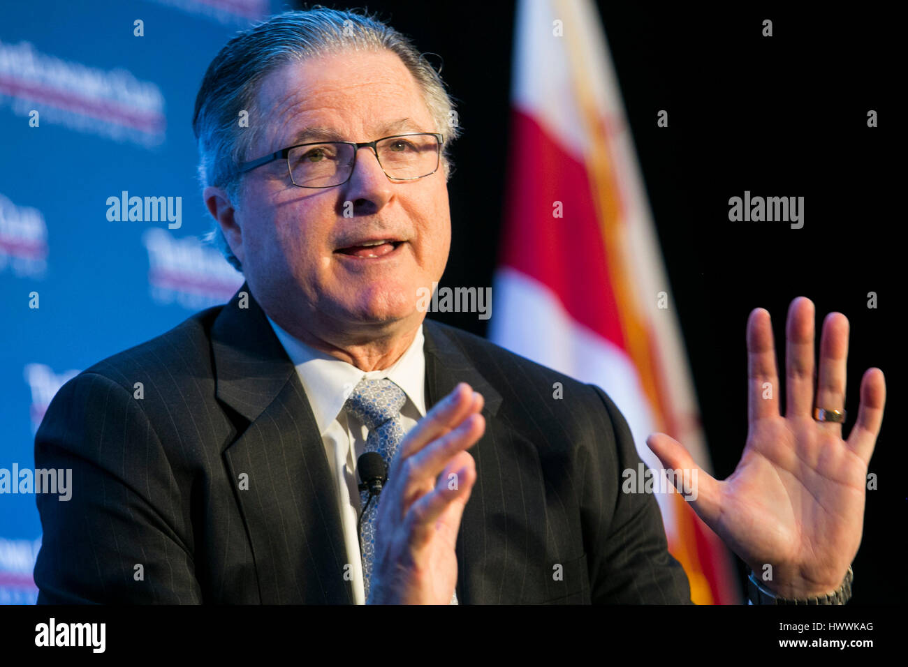 Washington DC, USA. 23 mars, 2017. John Watson, président et chef de la Chevron Corporation participe à une entrevue au cours de l'Economic Club de Washington à Washington, D.C., l'événement le 23 mars 2017. Credit : Kristoffer Tripplaar/Alamy Live News Banque D'Images
