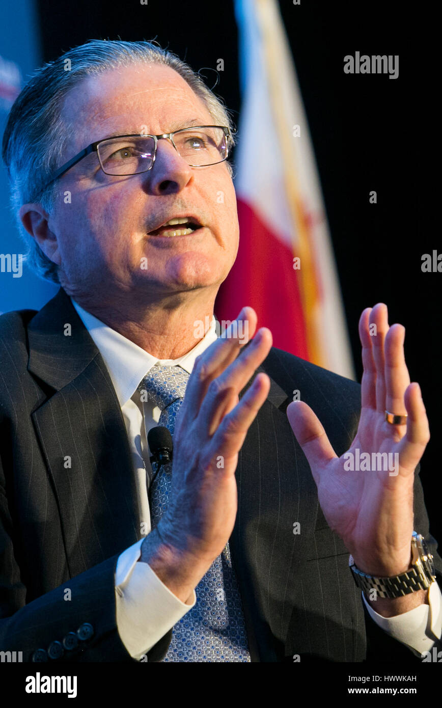 Washington DC, USA. 23 mars, 2017. John Watson, président et chef de la Chevron Corporation participe à une entrevue au cours de l'Economic Club de Washington à Washington, D.C., l'événement le 23 mars 2017. Credit : Kristoffer Tripplaar/Alamy Live News Banque D'Images