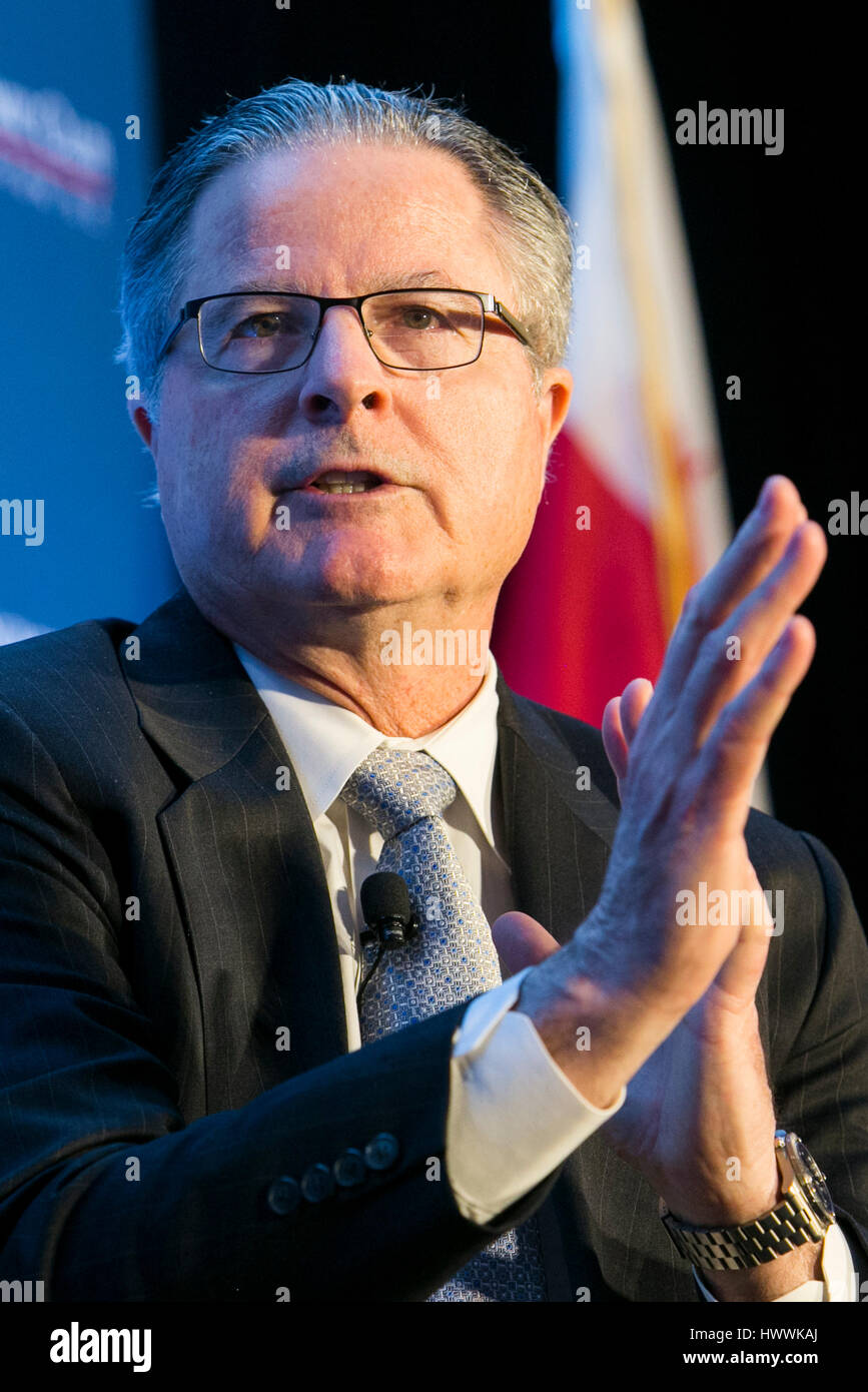 Washington DC, USA. 23 mars, 2017. John Watson, président et chef de la Chevron Corporation participe à une entrevue au cours de l'Economic Club de Washington à Washington, D.C., l'événement le 23 mars 2017. Credit : Kristoffer Tripplaar/Alamy Live News Banque D'Images
