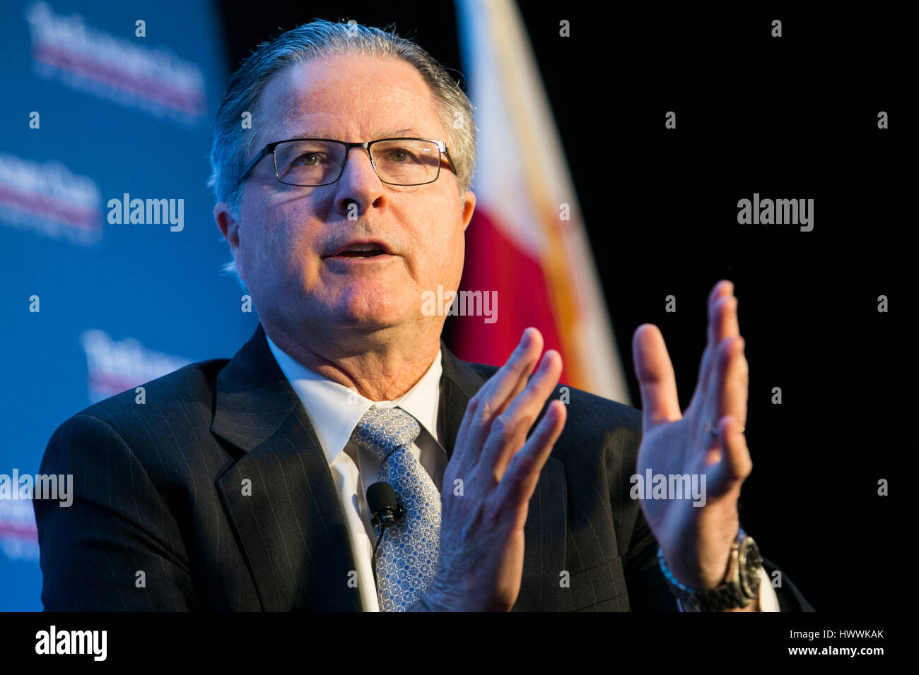 Washington DC, USA. 23 mars, 2017. John Watson, président et chef de la Chevron Corporation participe à une entrevue au cours de l'Economic Club de Washington à Washington, D.C., l'événement le 23 mars 2017. Credit : Kristoffer Tripplaar/Alamy Live News Banque D'Images