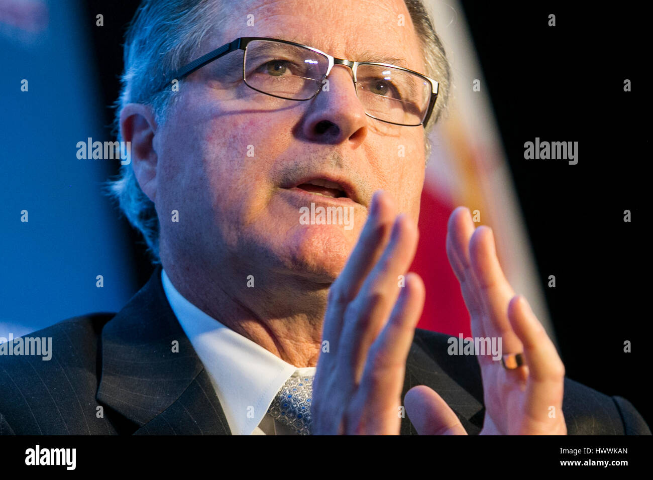 Washington DC, USA. 23 mars, 2017. John Watson, président et chef de la Chevron Corporation participe à une entrevue au cours de l'Economic Club de Washington à Washington, D.C., l'événement le 23 mars 2017. Credit : Kristoffer Tripplaar/Alamy Live News Banque D'Images