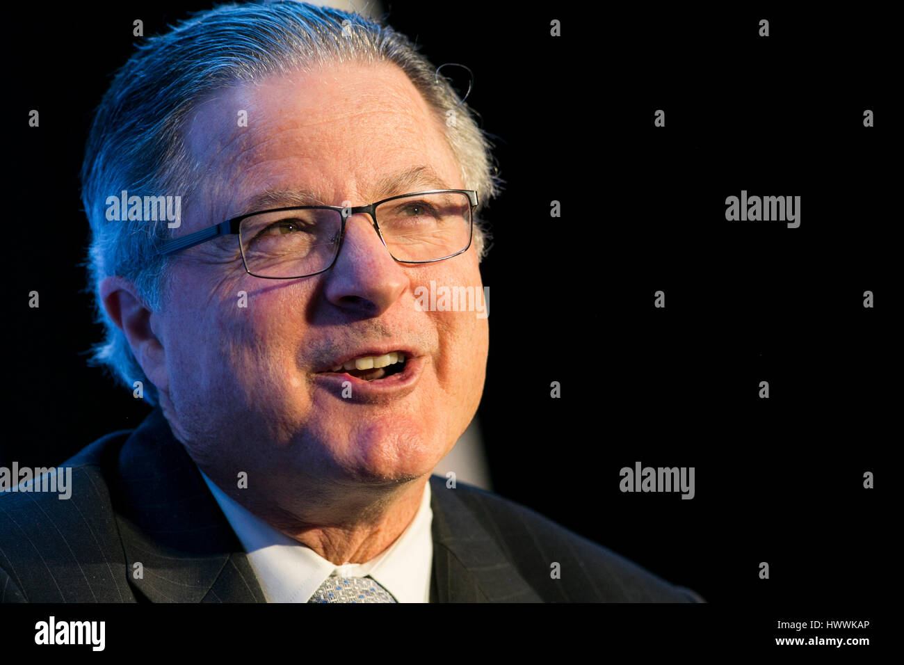 Washington DC, USA. 23 mars, 2017. John Watson, président et chef de la Chevron Corporation participe à une entrevue au cours de l'Economic Club de Washington à Washington, D.C., l'événement le 23 mars 2017. Credit : Kristoffer Tripplaar/Alamy Live News Banque D'Images