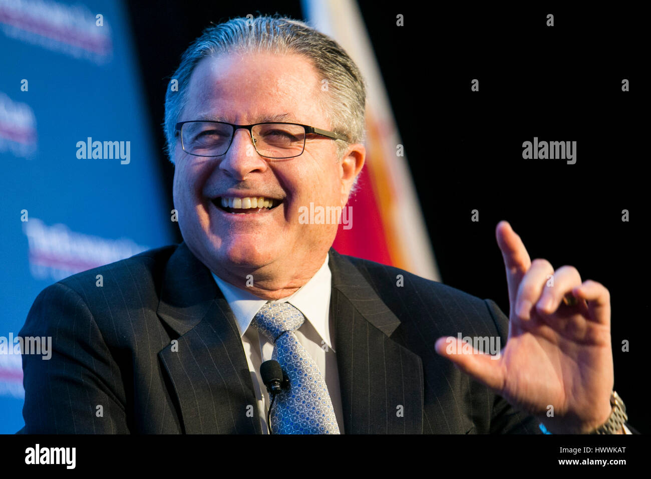 Washington DC, USA. 23 mars, 2017. John Watson, président et chef de la Chevron Corporation participe à une entrevue au cours de l'Economic Club de Washington à Washington, D.C., l'événement le 23 mars 2017. Credit : Kristoffer Tripplaar/Alamy Live News Banque D'Images