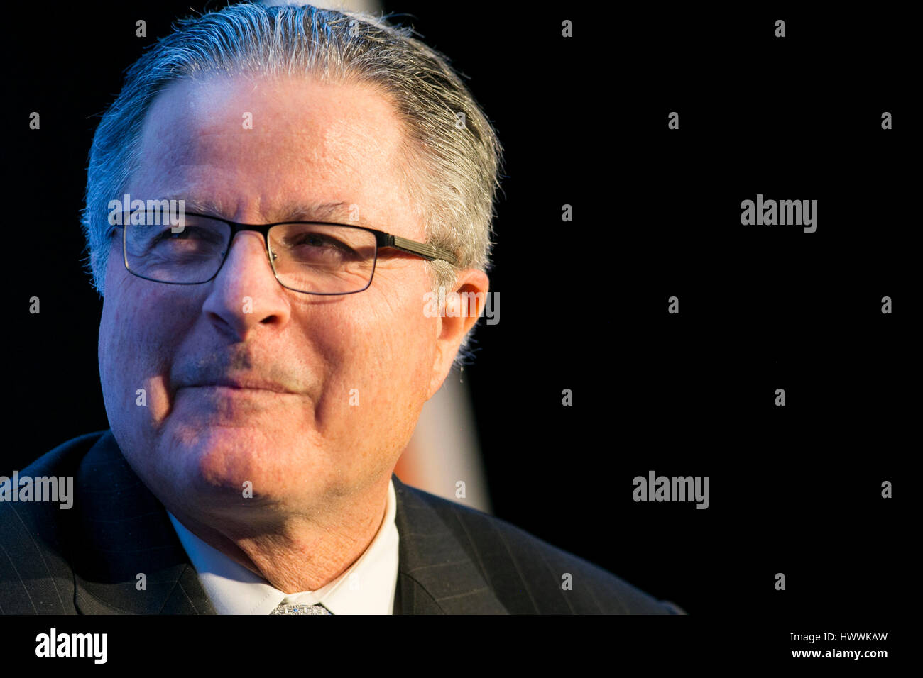 Washington DC, USA. 23 mars, 2017. John Watson, président et chef de la Chevron Corporation participe à une entrevue au cours de l'Economic Club de Washington à Washington, D.C., l'événement le 23 mars 2017. Credit : Kristoffer Tripplaar/Alamy Live News Banque D'Images