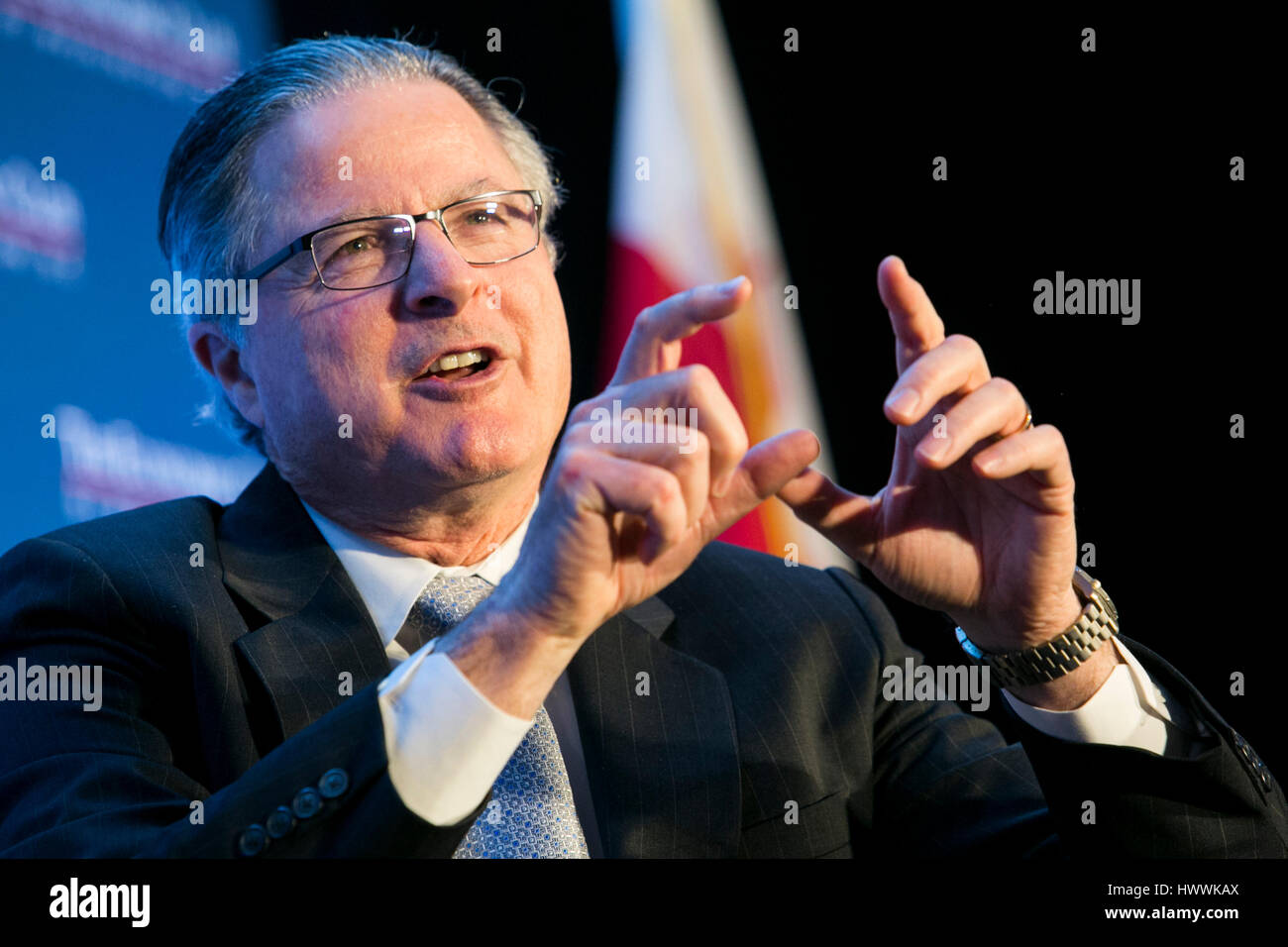 Washington DC, USA. 23 mars, 2017. John Watson, président et chef de la Chevron Corporation participe à une entrevue au cours de l'Economic Club de Washington à Washington, D.C., l'événement le 23 mars 2017. Credit : Kristoffer Tripplaar/Alamy Live News Banque D'Images