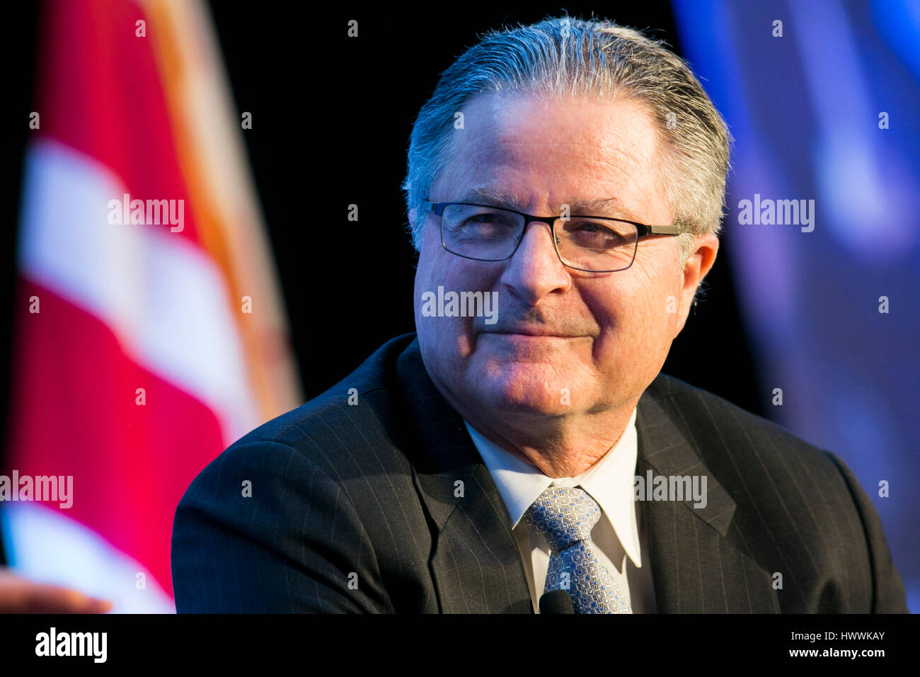 Washington DC, USA. 23 mars, 2017. John Watson, président et chef de la Chevron Corporation participe à une entrevue au cours de l'Economic Club de Washington à Washington, D.C., l'événement le 23 mars 2017. Credit : Kristoffer Tripplaar/Alamy Live News Banque D'Images