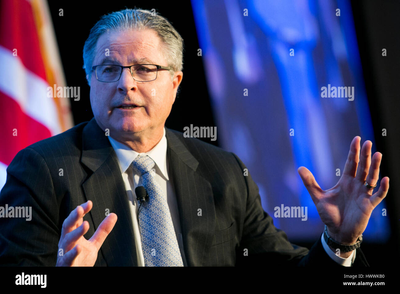 Washington DC, USA. 23 mars, 2017. John Watson, président et chef de la Chevron Corporation participe à une entrevue au cours de l'Economic Club de Washington à Washington, D.C., l'événement le 23 mars 2017. Credit : Kristoffer Tripplaar/Alamy Live News Banque D'Images