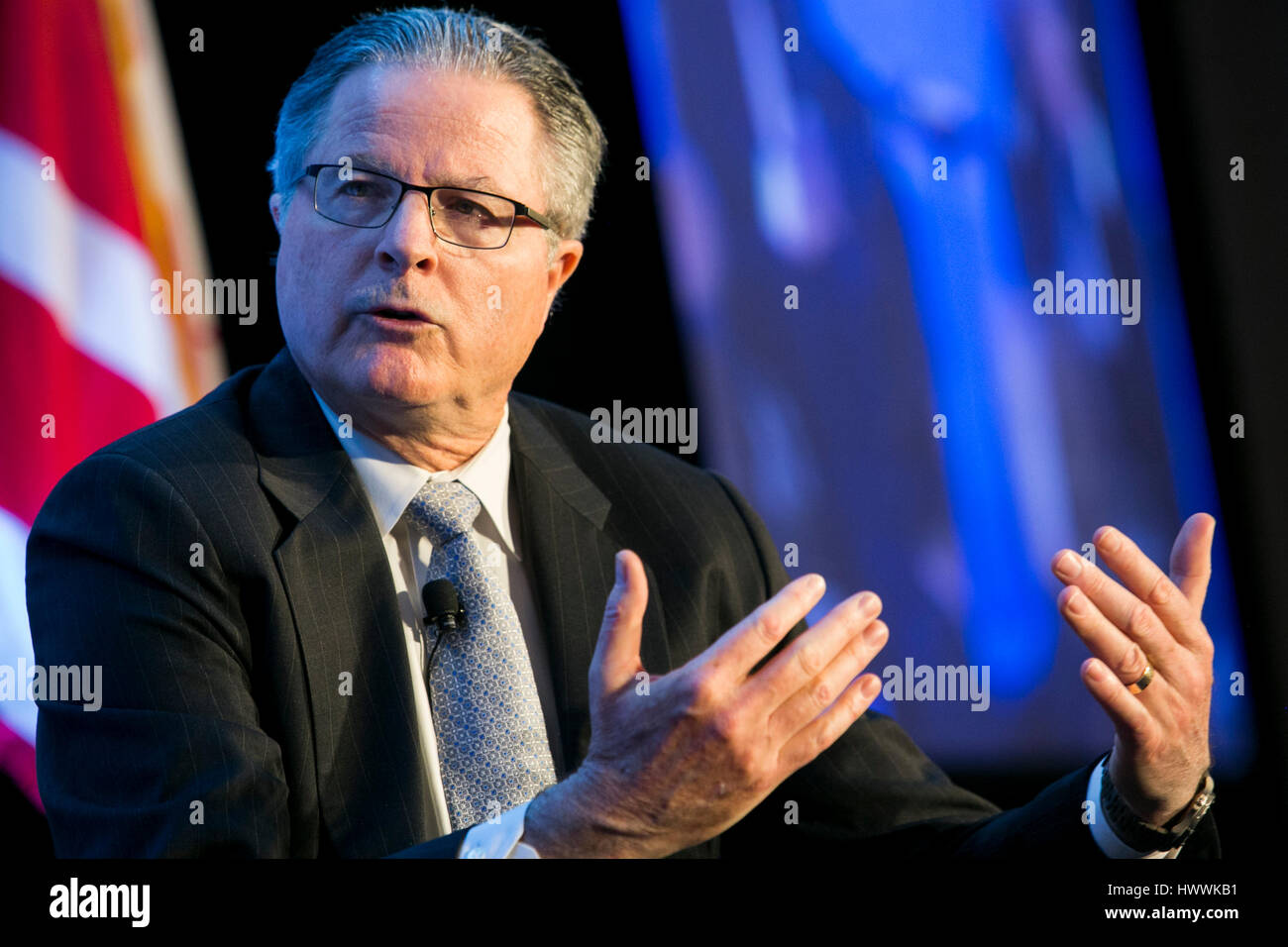 Washington DC, USA. 23 mars, 2017. John Watson, président et chef de la Chevron Corporation participe à une entrevue au cours de l'Economic Club de Washington à Washington, D.C., l'événement le 23 mars 2017. Credit : Kristoffer Tripplaar/Alamy Live News Banque D'Images