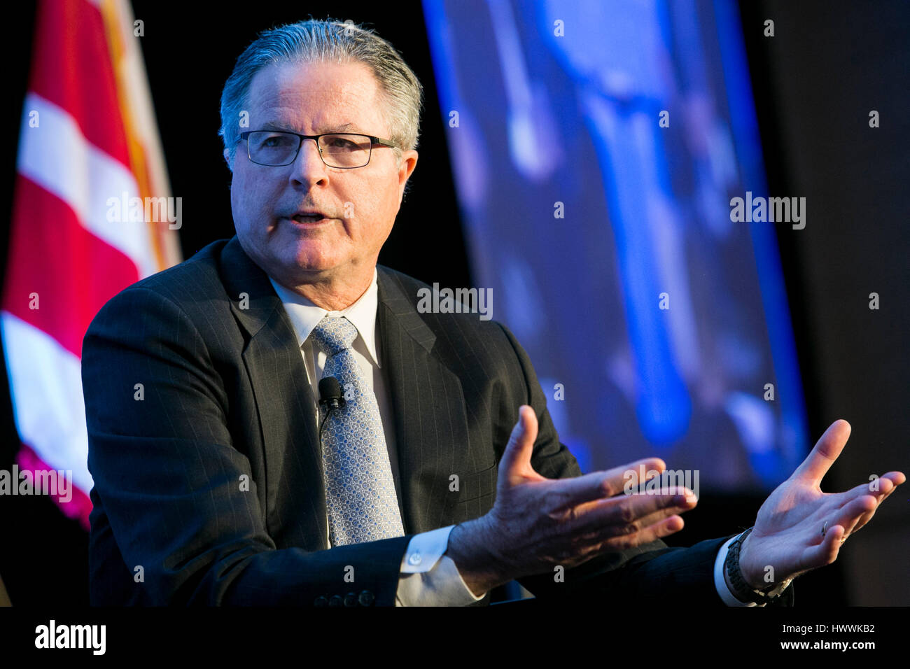 Washington DC, USA. 23 mars, 2017. John Watson, président et chef de la Chevron Corporation participe à une entrevue au cours de l'Economic Club de Washington à Washington, D.C., l'événement le 23 mars 2017. Credit : Kristoffer Tripplaar/Alamy Live News Banque D'Images