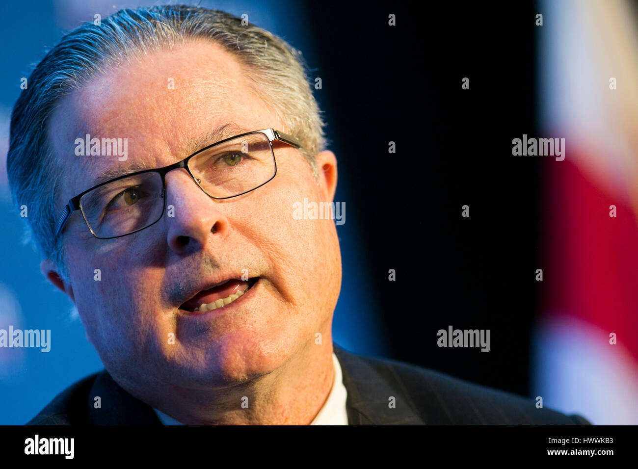 Washington DC, USA. 23 mars, 2017. John Watson, président et chef de la Chevron Corporation participe à une entrevue au cours de l'Economic Club de Washington à Washington, D.C., l'événement le 23 mars 2017. Credit : Kristoffer Tripplaar/Alamy Live News Banque D'Images