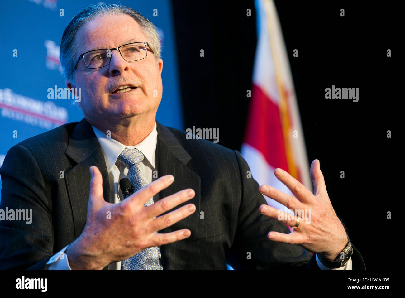 Washington DC, USA. 23 mars, 2017. John Watson, président et chef de la Chevron Corporation participe à une entrevue au cours de l'Economic Club de Washington à Washington, D.C., l'événement le 23 mars 2017. Credit : Kristoffer Tripplaar/Alamy Live News Banque D'Images