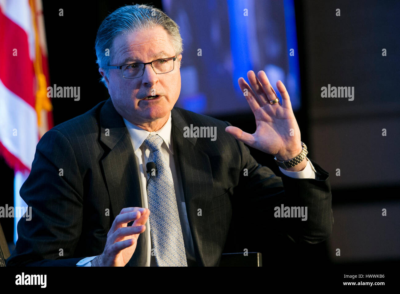 Washington DC, USA. 23 mars, 2017. John Watson, président et chef de la Chevron Corporation participe à une entrevue au cours de l'Economic Club de Washington à Washington, D.C., l'événement le 23 mars 2017. Credit : Kristoffer Tripplaar/Alamy Live News Banque D'Images
