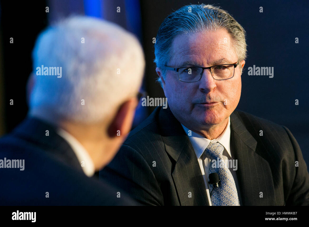 Washington DC, USA. 23 mars, 2017. John Watson, président et chef de la Chevron Corporation participe à une entrevue au cours de l'Economic Club de Washington à Washington, D.C., l'événement le 23 mars 2017. Credit : Kristoffer Tripplaar/Alamy Live News Banque D'Images