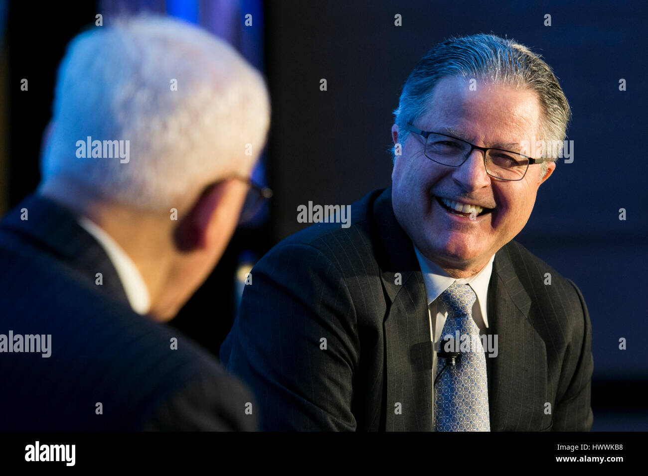 Washington DC, USA. 23 mars, 2017. John Watson, président et chef de la Chevron Corporation participe à une entrevue au cours de l'Economic Club de Washington à Washington, D.C., l'événement le 23 mars 2017. Credit : Kristoffer Tripplaar/Alamy Live News Banque D'Images