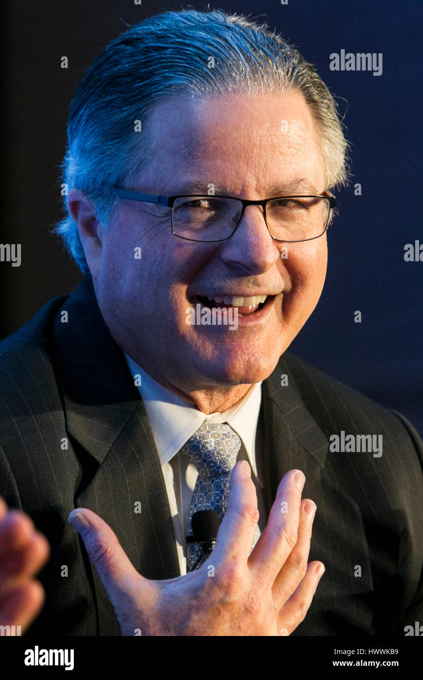 Washington DC, USA. 23 mars, 2017. John Watson, président et chef de la Chevron Corporation participe à une entrevue au cours de l'Economic Club de Washington à Washington, D.C., l'événement le 23 mars 2017. Credit : Kristoffer Tripplaar/Alamy Live News Banque D'Images