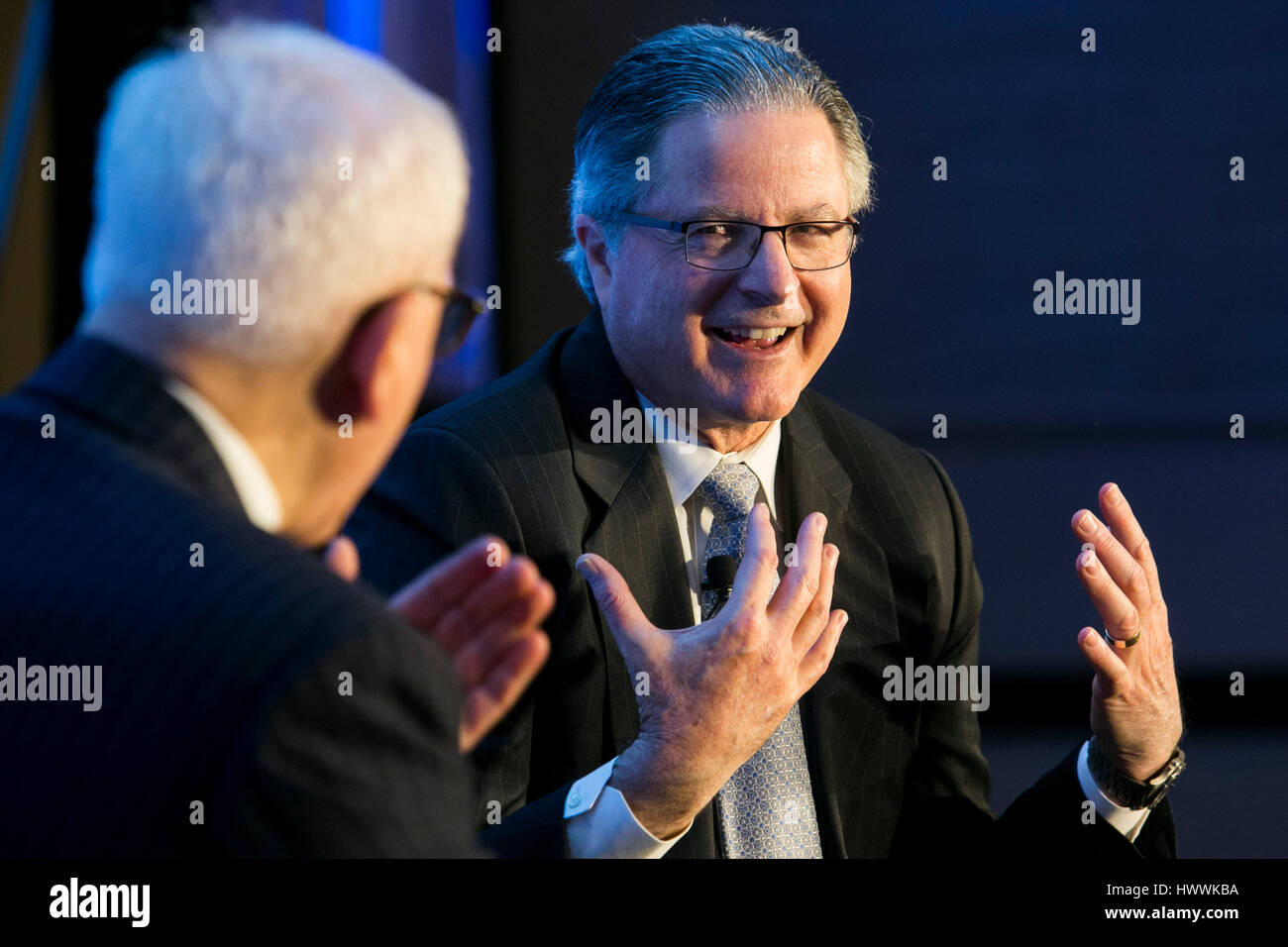 Washington DC, USA. 23 mars, 2017. John Watson, président et chef de la Chevron Corporation participe à une entrevue au cours de l'Economic Club de Washington à Washington, D.C., l'événement le 23 mars 2017. Credit : Kristoffer Tripplaar/Alamy Live News Banque D'Images