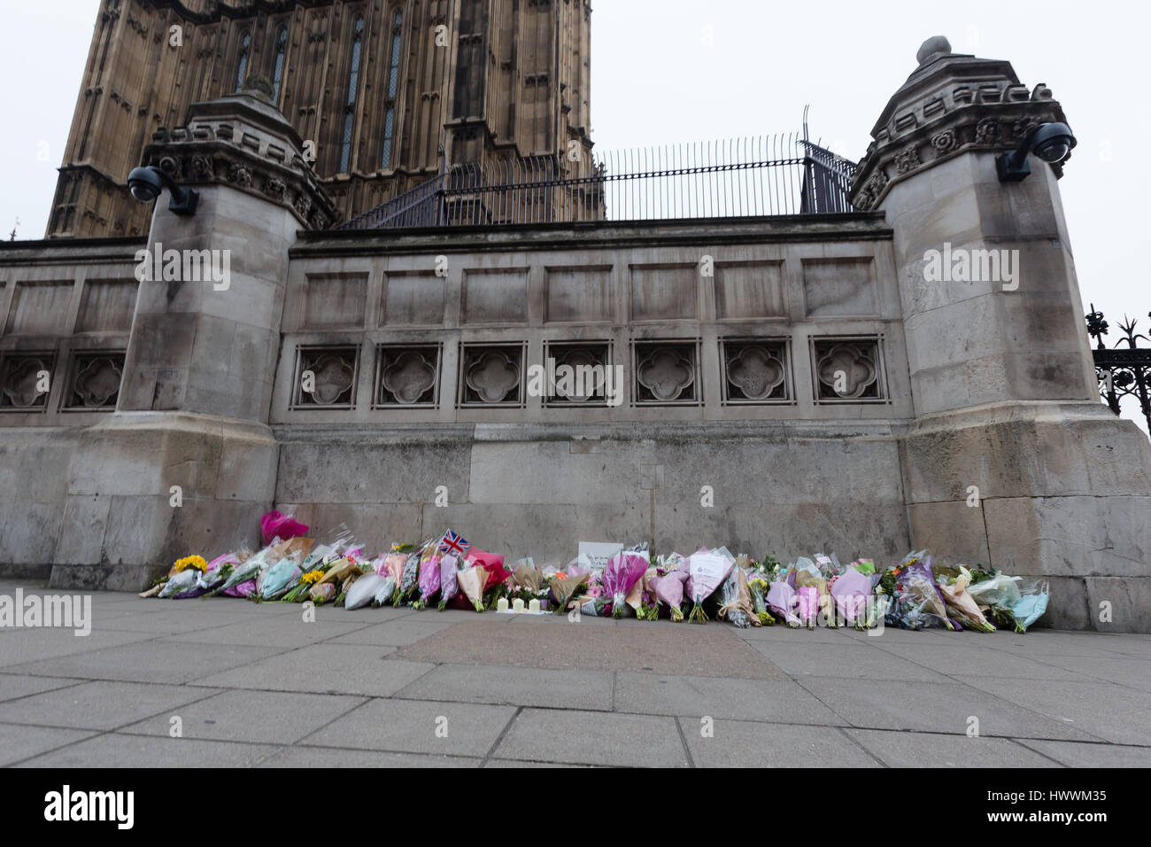 Londres, Royaume-Uni. Le 24 mars 2017. Les fleurs sont placées à l'extérieur du palais de Westminster au centre de Londres après les attaques terroristes du mercredi qui a coûté la vie à quatre victimes innocentes. Credit : Vickie Flores/Alamy Live News Banque D'Images