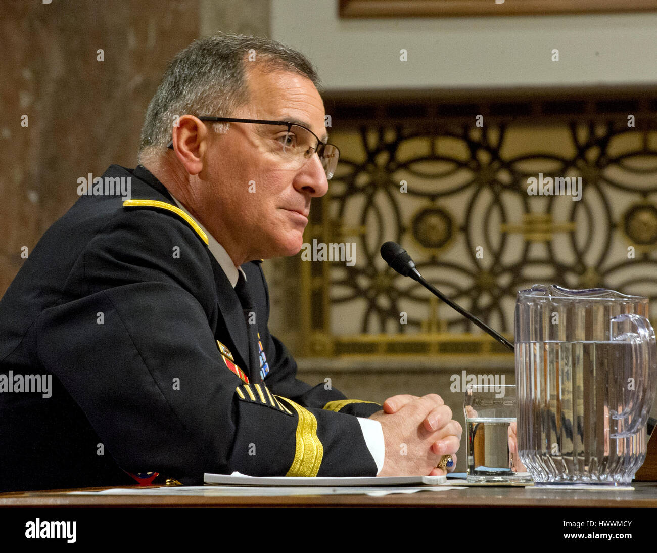 Washington, Us. Mar 23, 2017. Général Curtis M. Scaparrotti, Commander, U.S. European Command/Commandant suprême des forces alliées en Europe, témoigne devant le comité du Sénat américain sur les services armés sur l 'US European Command' sur la colline du Capitole à Washington, DC le jeudi 23 mars, 2017. Credit : Ron Sachs/CNP - AUCUN FIL SERVICE - Photo : Ron Sachs/consolidé/dpa/Alamy Live News Banque D'Images