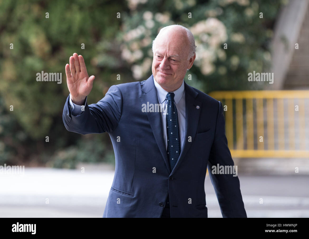 Genève. 24Th Mar, 2017. L'Envoyé spécial des Nations Unies pour la Syrie Staffan de Mistura des gestes pour media au Palais des Nations à Genève, Suisse, mars. 24, 2017. L'ONU-mediated dernière série de pourparlers de paix intra-syrien a débuté à Genève. Credit : Xu Jinquan/Xinhua/Alamy Live News Banque D'Images