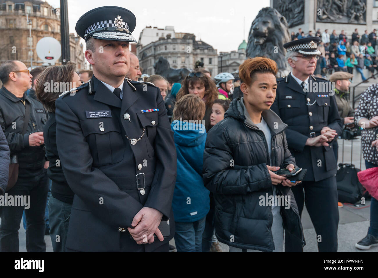 Londres, Royaume-Uni. Mar 23, 2017. Londres, Royaume-Uni. 23 mars 2013. Sous-commissaire adjoint de la police Graham McNulty. Des milliers de Londoniens sont venus à Trafalgar Square à assister à une Veillée organisée par le maire de Londres Sadiq Khan pour montrer leur respect pour ceux qui ont été tués et blessés dans une attaque terroriste d'hier et d'insister pour que les Londoniens ne pourra pas se laisser intimider et de lutter ensemble contre la haine et la division. Après les discours par la police, le maire et ministre de l'intérieur il y avait une minute de silence et de trois grandes bougies étaient allumées. Beaucoup dans la foule a également tenu des bougies ou des fleurs et l'ayant mis sur la place. Peter Marshall Imag Banque D'Images