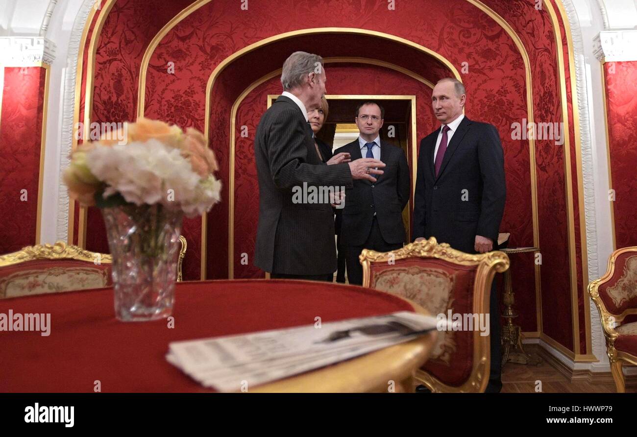 Moscou, Russie. Mar 23, 2017. Le président russe Vladimir Poutine parle avec le directeur artistique du Théâtre Maly Yury Solomin, gauche, Directeur général Tamara Mikhailova et ministre de la culture Vladimir Medinsky avant un spectacle de "dernière victime' 23 Mars 2017 à Moscou, Russie. Poutine est allé(e) à l'Ostrovsky jouent sur le même jour, un critique féroce a été assassiné à Kiev par un agent russe. Credit : Planetpix/Alamy Live News Banque D'Images