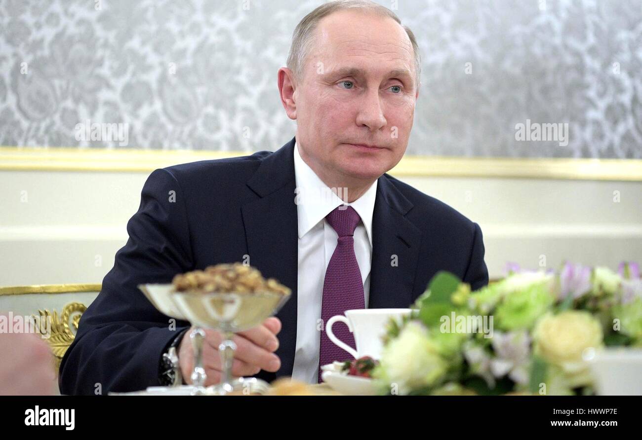 Moscou, Russie. Mar 23, 2017. Le président russe Vladimir Poutine bénéficie d'un repas avec le directeur artistique du Théâtre Maly Yury Solomin, Directeur général Tamara Mikhailova, et ministre de la culture Vladimir Medinsky entre les actes d'une performance de 'victime' dernier 23 mars 2017, à Moscou, Russie. Poutine est allé(e) à l'Ostrovsky jouent sur le même jour, un critique féroce a été assassiné à Kiev par un agent russe. Credit : Planetpix/Alamy Live News Banque D'Images