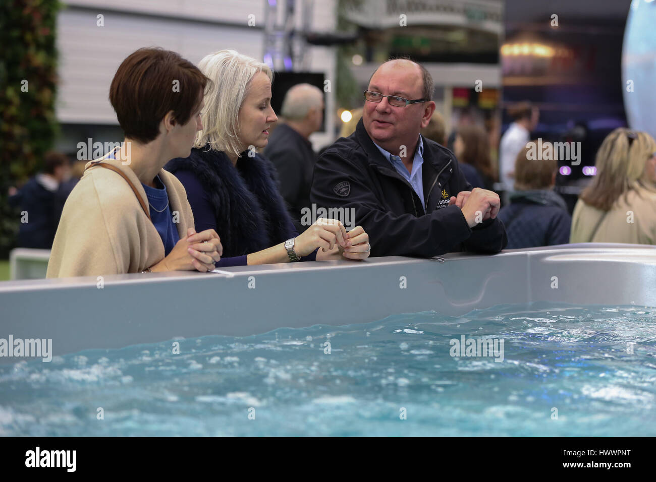 Olympia Londres, Royaume-Uni. 24Th Mar, 2017. Les visiteurs qui cherchent à Hydropool. Le plus grand consommateur de la Grande-Bretagne annuel accueil événement parrainé par Zoopla, datant de 1908, lorsqu'il a été lancé à l'Olympia. Le plus célèbre du Royaume-Uni home show accueillera les visiteurs à partir de 24 mars - 9 avril. Credit : Dinendra Haria/Alamy Live News Banque D'Images