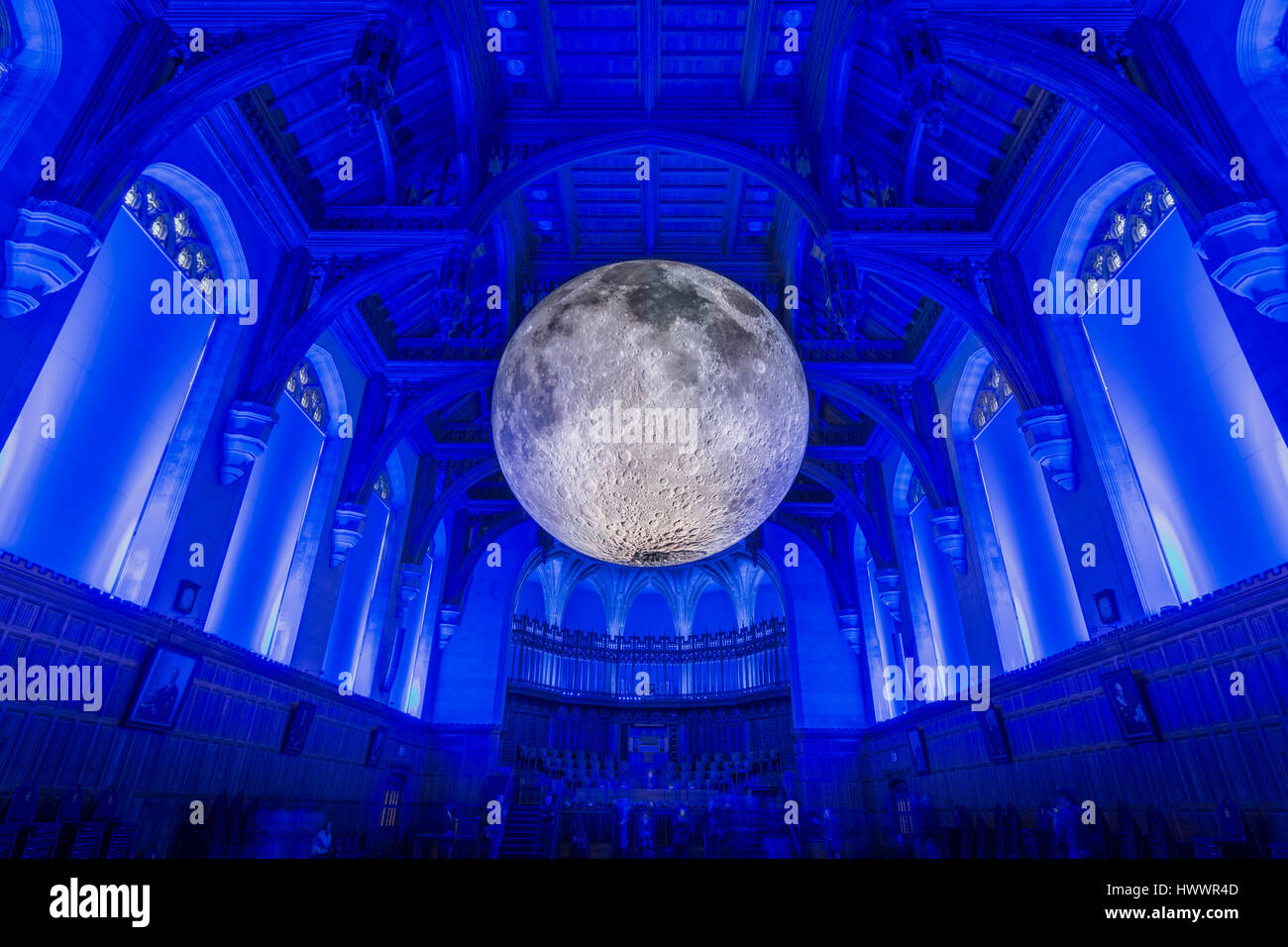 Bristol, Royaume-Uni. 23 mars 2017. Luke Jerram's Museum de la lune à l'Université de Bristol, Bristol, UK Un grand ballon couvert dans des images de la surface de la lune de la NASA a été installé dans le Grand Hall de l'Édifice commémoratif de testaments à l'Université de Bristol par Luke Jerram artiste local. L'installation est appelé le musée de la Lune et est à l'occasion de l'investiture de la nouvelle Chancelière, Sir Paul Nurse. 23 mars 2017. Carolyn Eaton/Alamy Live News Banque D'Images